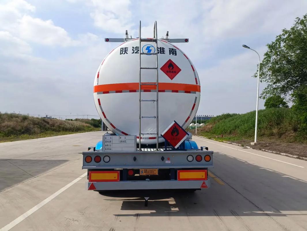 不锈钢保温罐车 危险品运输的安全之选